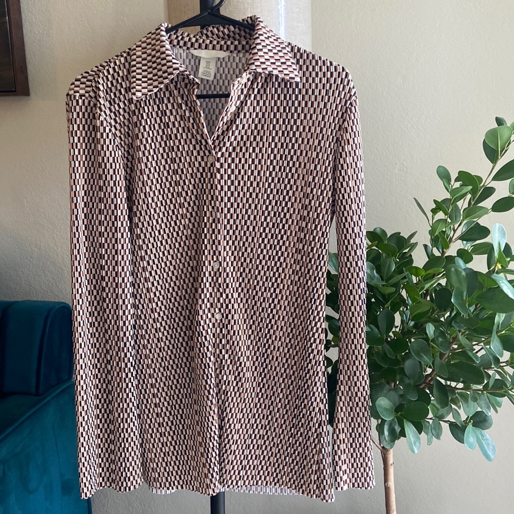 Long sleeve textured shirt.